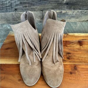 🥿 Ariat Taupe Suede Fringe Western Booties – Size 9 EUC